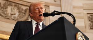 Donald Trump spricht während der Inaugurationszeremonie in der Rotunde des US-Kapitols