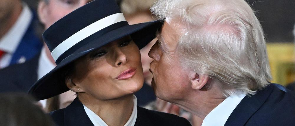 Kurz vor der Amtseinführung Trumps: Der Hut von Melania Trump erschwert ihrem Ehemann Donald einen Kuss auf die Wange.