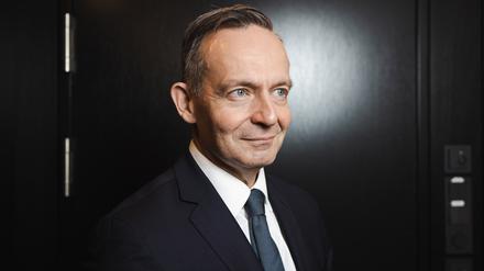 Volker Wissing (parteilos, bis 2024 FDP), Bundesminister für Digitales und Verkehr der Bundesrepublik Deutschland in seinem Büro für "Im Gespräch" mit Caspar Schwietering und Felix Leininger.