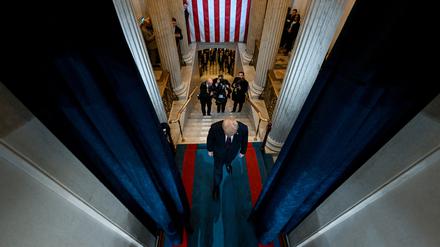 Der designierte Präsident Donald J. Trump betritt bei seiner Amtseinführung als 47. Präsident der Vereinigten Staaten in der Rotunde des US-Kapitols in Washington die Bühne.