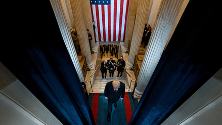 Der designierte Präsident Donald J. Trump betritt bei seiner Amtseinführung als 47. Präsident der Vereinigten Staaten in der Rotunde des US-Kapitols in Washington die Bühne.