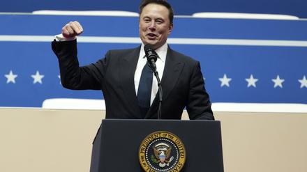 Elon Musk spricht bei einer Indoor-Veranstaltung zur Amtseinführung des Präsidenten in Washington. 