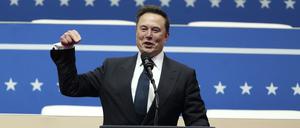 Elon Musk spricht bei einer Indoor-Veranstaltung zur Amtseinführung des Präsidenten in Washington. 
