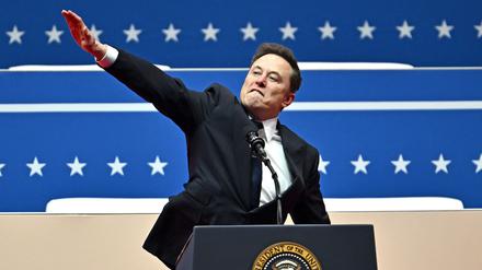 Elon Musk hält eine Rede vor Trump-Unterstützern.