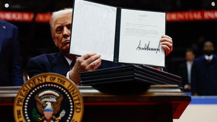 US-Präsident Donald Trump hält eine von ihm unterzeichnete Durchführungsverordnung in die Höhe.