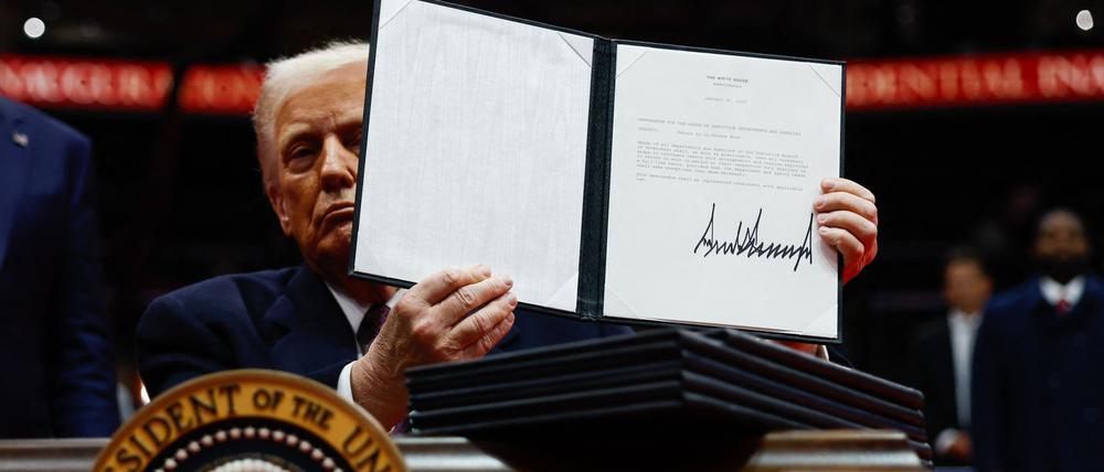 US-Präsident Donald Trump hält eine von ihm unterzeichnete Durchführungsverordnung in die Höhe.