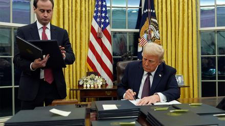 Trump unterzeichnete eine ganze Reihe von Präsidentenerlassen.