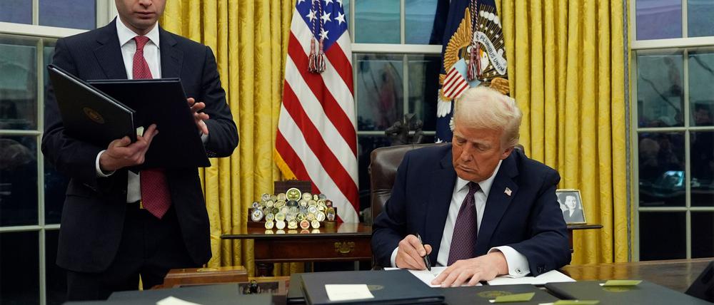 Trump unterzeichnete eine ganze Reihe von Präsidentenerlassen.