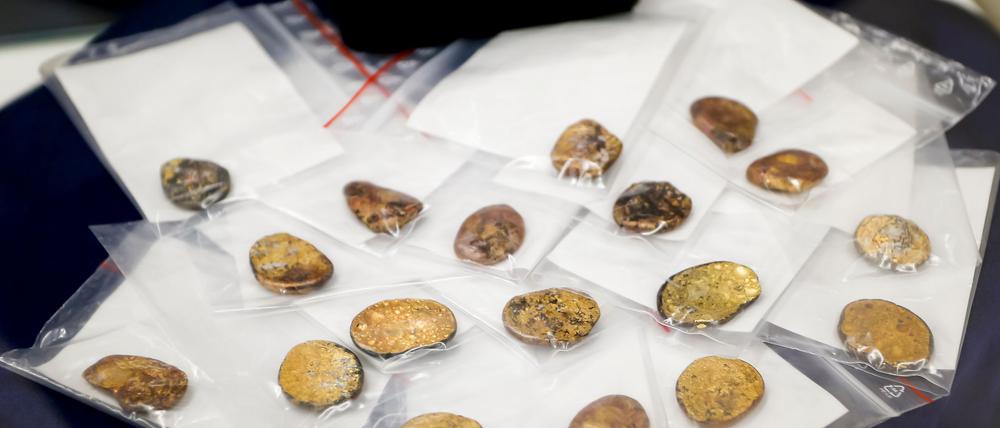 Sichergestellte Münzklumpen - präsentiert bei einer Pressekonferenz des Bayerischen Landeskriminalamts zu den Festnahmen im Fall des Manchinger Goldschatz-Diebstahls. (Archivbild)