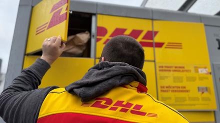 Ein typischer DHL-Paketautomat, der gerade von einem Paketboten befüllt wird. (Archivbild)