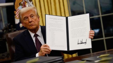 Donald Trump unterzeichnete am Montag im Weißen Haus Dutzende Dekrete.