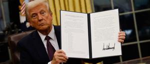 Donald Trump unterzeichnete am Montag im Weißen Haus Dutzende Dekrete.