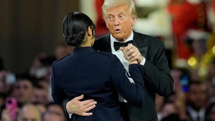 Trump tanze nicht nur mit seiner Frau, sondern auch mit einem Mitglied der Streitkräfte.