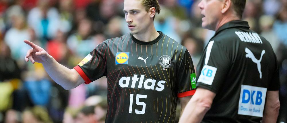 Juri Knorr (l) gehört bei der Handball-WM bisher zu den Aktivposten im deutschen Team.