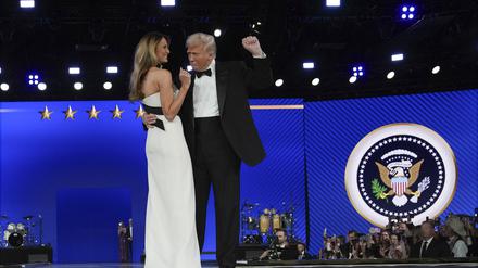 Präsident Donald Trump und First Lady Melania Trump tanzen auf dem Liberty Ball, der Teil der Amtseinführung des Präsidenten ist. 