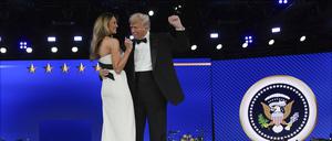 Präsident Donald Trump und First Lady Melania Trump tanzen auf dem Liberty Ball, der Teil der Amtseinführung des Präsidenten ist. 