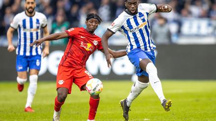 Wilfried Kanga (r) - noch im Hertha-Trikot - spielt künftig für den kroatischen Serienmeister Dinamo Zagreb.