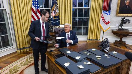 Donald Trump, hier am Schreibtisch im Oval Office, hat zahlreiche Dekrete unterschrieben.