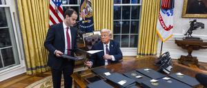 Donald Trump, hier am Schreibtisch im Oval Office, hat zahlreiche Dekrete unterschrieben.