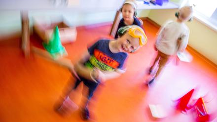 Die durchschnittlich vereinbarte Betreuungszeit von Kindern in Kitas stieg in den vergangenen zehn Jahren von 35,3 auf 36,1 Stunden pro Woche.