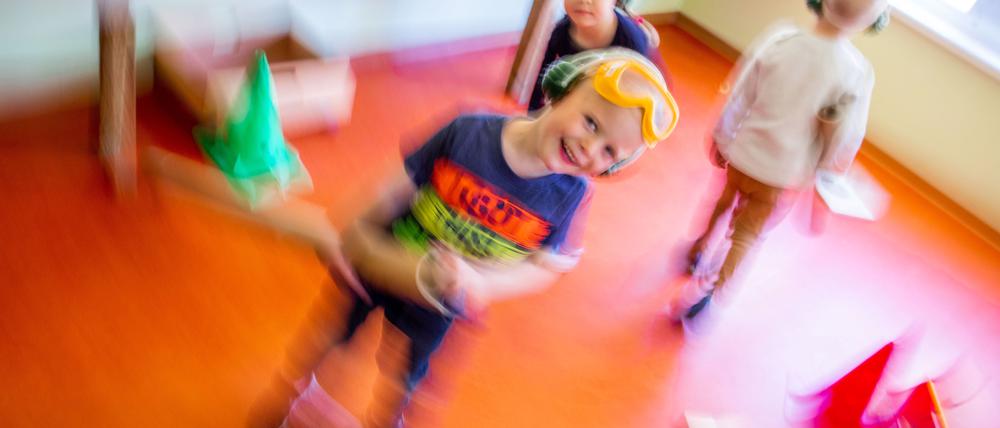 Die durchschnittlich vereinbarte Betreuungszeit von Kindern in Kitas stieg in den vergangenen zehn Jahren von 35,3 auf 36,1 Stunden pro Woche.