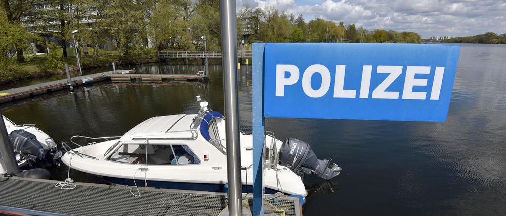 Gerade außerhalb der Wassersportsaison müssen Motorboote gut gesichert sein vor Dieben. Erneut wurden mehrere Außenbordmotoren gestohlen. (Archivbild)