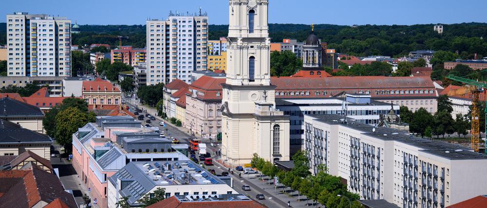Der wieder errichtete Turm der Garnisonkirche ist in der Stadt Potsdam weithin sichtbar. 2027 soll auch eine Turmhaube auf das Bauwerk kommen. (Archivbild)