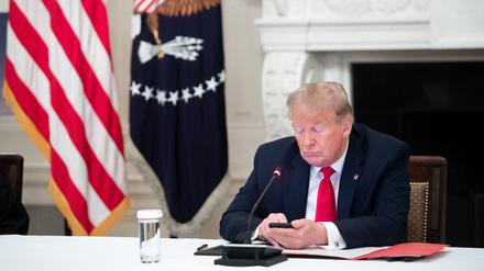 Donald Trump verwendet sein Smartphone.