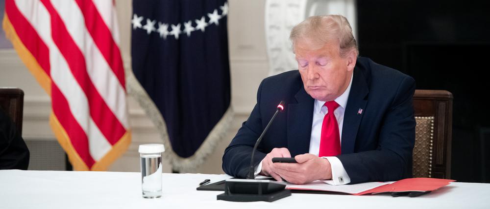 Donald Trump verwendet sein Smartphone.
