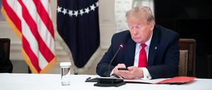 Donald Trump verwendet sein Smartphone.