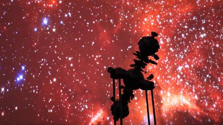Mit bloßem Auge waren in den vergangenen Tagen nur die drei hellsten Planeten sichtbar: Venus, Jupiter und Mars. Merkur und Saturn tauchen Ende Februar bis Anfang März 2025 kurz nach Sonnenuntergang tief im Westen auf und sind am besten mit dem Fernglas zu erspähen.