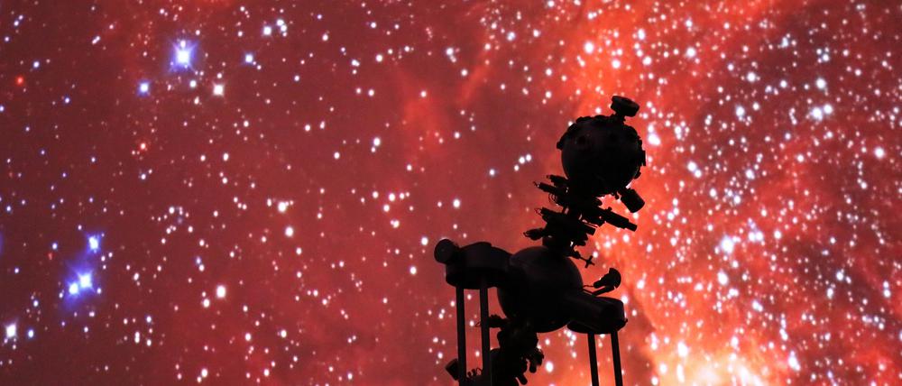 Mit bloßem Auge waren in den vergangenen Tagen nur die drei hellsten Planeten sichtbar: Venus, Jupiter und Mars. Merkur und Saturn tauchen Ende Februar bis Anfang März 2025 kurz nach Sonnenuntergang tief im Westen auf und sind am besten mit dem Fernglas zu erspähen.