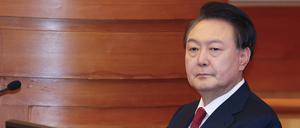 Die Fahnder der CIO ermitteln derzeit, ob Yoon sich mit dem kurzzeitigen Verhängen des Kriegsrechts schuldig gemacht hat.