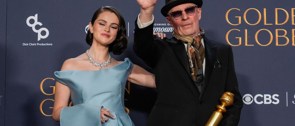 Jacques Audiard, hier neben Selena Gomez, hat nicht nur bei den Golden Globes gewonnen - sondern nun auch bei den Prix Lumières, dem Filmpreis der französischen Auslandspresse. (Archivbild)