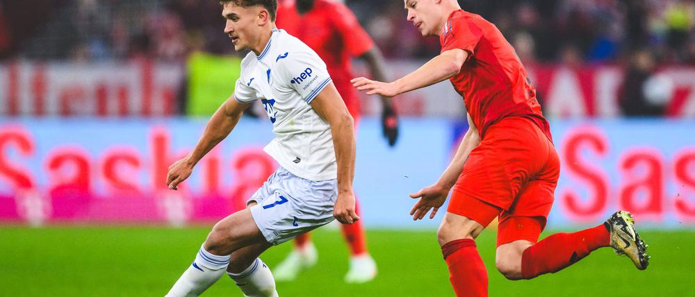 Vor einer Woche waren Hoffenheims Tom Bischof (l) und Bayerns Joshua Kimmich noch Gegenspieler in der Bundesliga.
