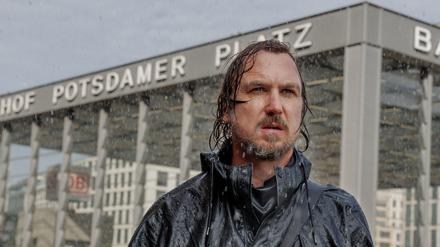 Es regnet viel in Tom Tykwers Berlin-Film „Das Licht“. Tim (Lars Eidinger) muss sich warm anziehen.