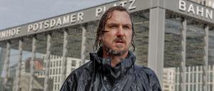 Es regnet viel in Tom Tykwers Berlin-Film „Das Licht“. Tim (Lars Eidinger) muss sich warm anziehen.