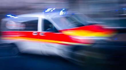 Eine Radfahrerin, die bei Rot gefahren sein soll, wurde von einem Lkw angefahren. 
