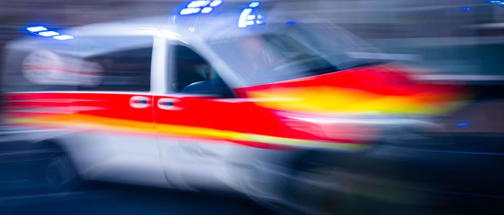 Eine Radfahrerin, die bei Rot gefahren sein soll, wurde von einem Lkw angefahren. 