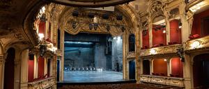 Als Reaktion auf die Kürzungen in den Budgets der Hauptstadt für Kultur will das Berliner Ensemble einmalig Gäste auf seiner Bühne übernachten lassen.