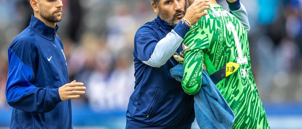 Hertha-Trainer Cristian Fiél (M) musste im Training auf seine Torhüter Tjark Ernst (r) und Marius Gersbeck (l) verzichten.