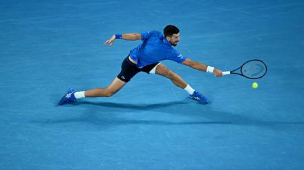 Verletzung am Oberschenkel? Egal, Novak Djokovic reckt und streckt sich trotzdem zum Sieg gegen Carlos Alcaraz.