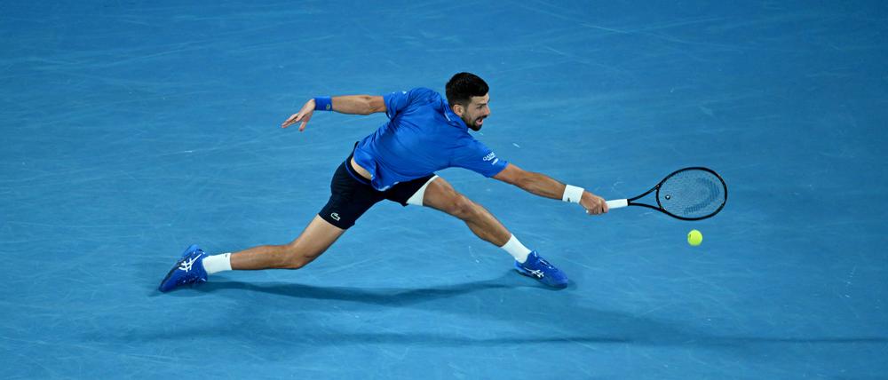 Verletzung am Oberschenkel? Egal, Novak Djokovic reckt und streckt sich trotzdem zum Sieg gegen Carlos Alcaraz.