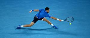 Verletzung am Oberschenkel? Egal, Novak Djokovic reckt und streckt sich trotzdem zum Sieg gegen Carlos Alcaraz.
