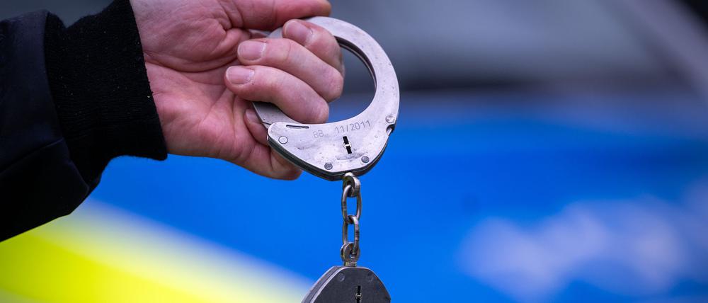 Ein mutmaßlicher Betrüger und Fälscher aus Berlin ist der Polizei in MV ins Netz gegangen.
