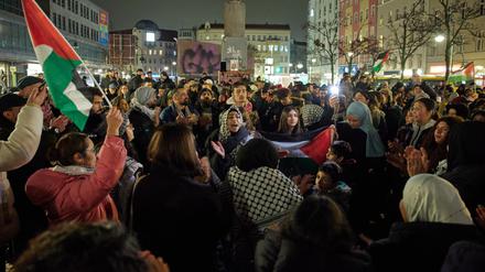 Zahlreiche Menschen feiern die vereinbarte Waffenruhe zwischen Israel und der Hamas auf dem Hermannplatz. 