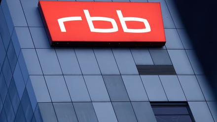 Das beleuchtete Logo des Senders Rundfunk Berlin-Brandenburg (RBB) ist an der Fassade am Sitz des Senders an der Masurenallee angebracht. 