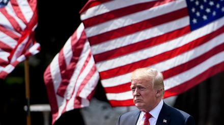 Trump vor US-Flaggen