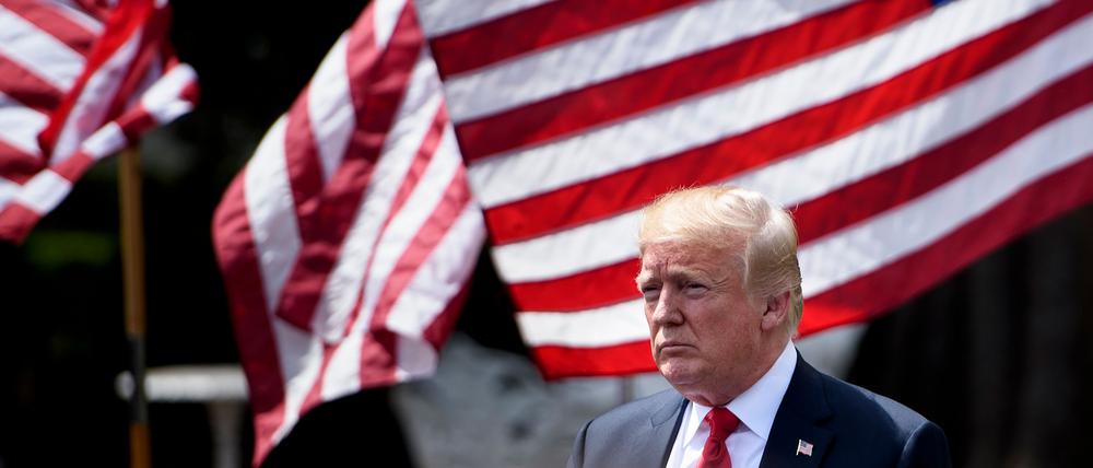 Trump vor US-Flaggen