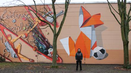 Graffitti-Künstler Beatsen aus Hönow hat den rechten Teil der Wand gestaltet - den Fuchs. Sie gehört zur Turnhalle an der Carola-Neher-Straße 51 in Hellersdorf.